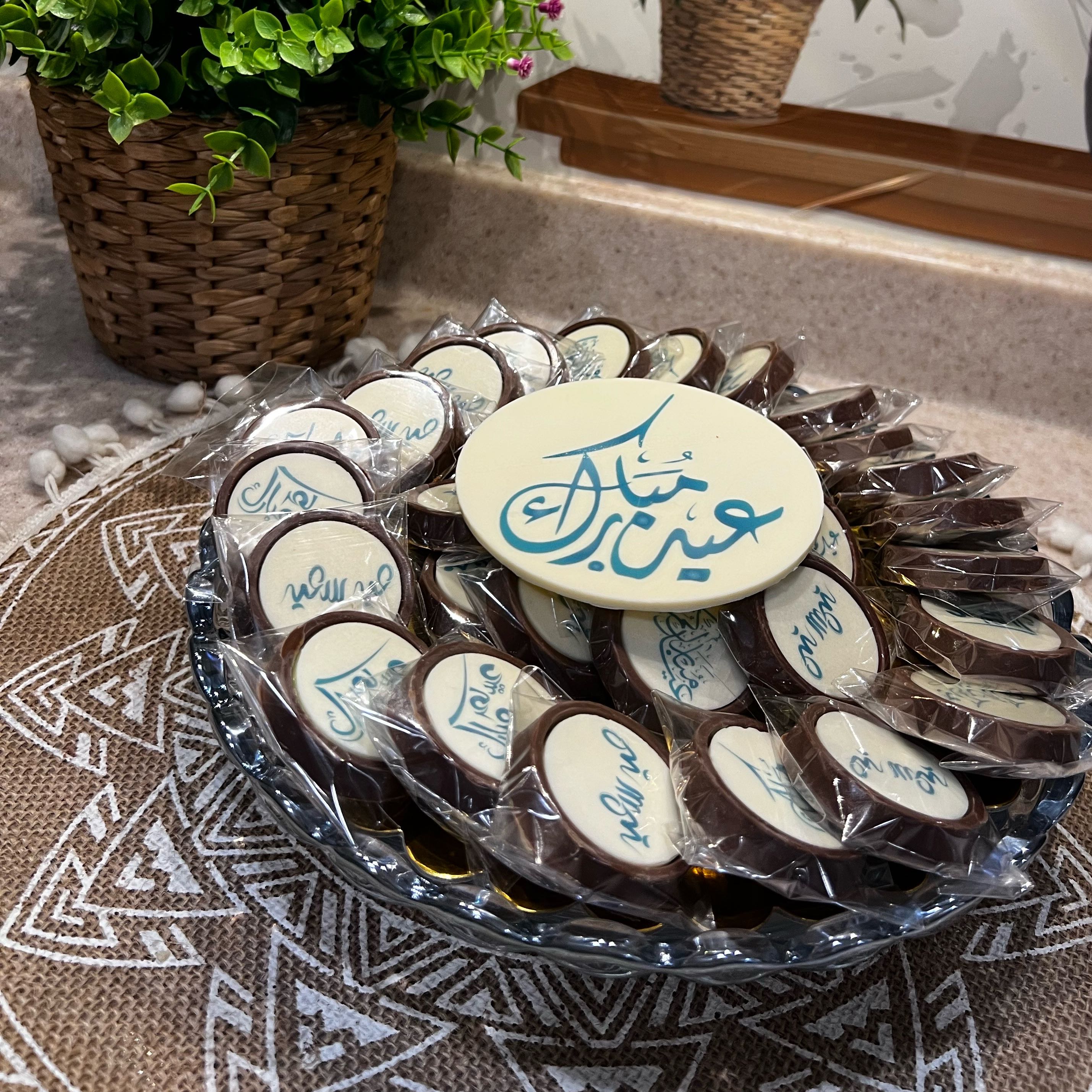 تختلف تصميم اللوقوا على حسب مناسبتك تباع بالحبة 
والكيلوو والنص كيلوو