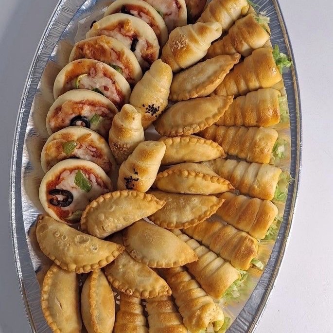 صحن مشكل من المعجنات اللذيذه