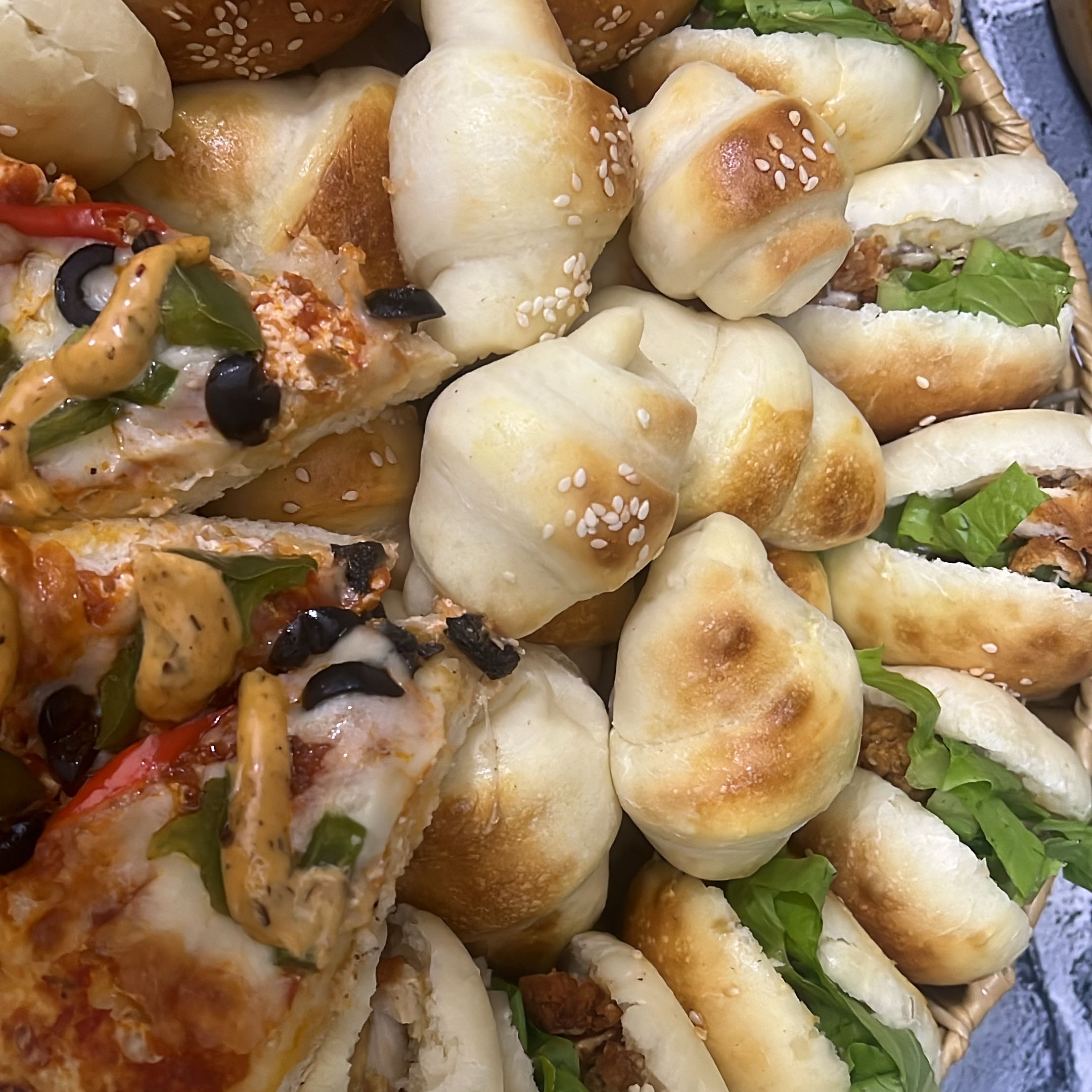 تشكيلة من الفطائر اللذيذة والمحشية