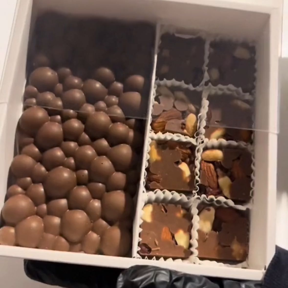 بوكس وسط مكون من شوكلاته بابلي وشوكلاته مربعات بالمكسرات