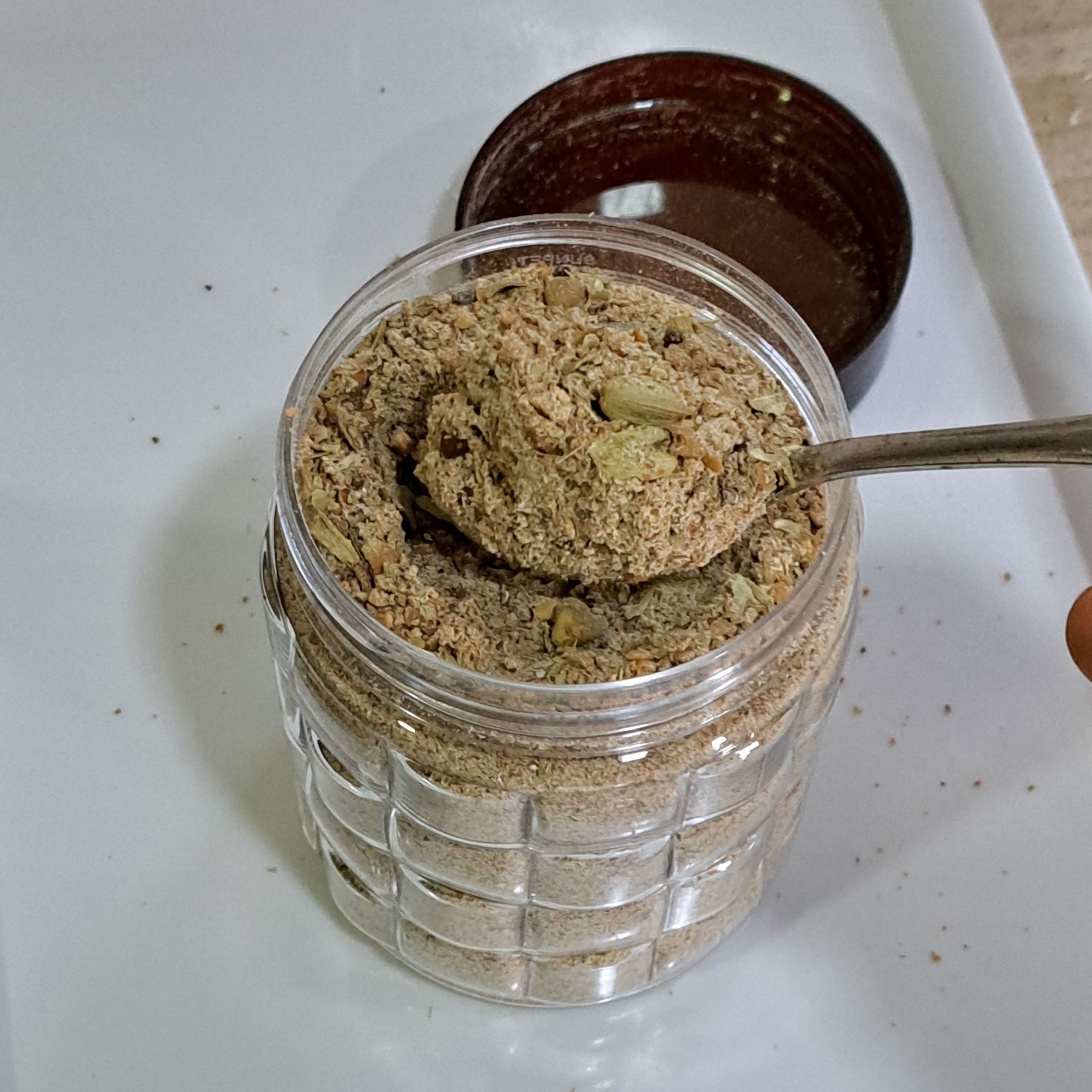 قهوة عربية بالهيل والزعفران والتوابل الخاصة
تتميز بمذاقها الفريد الذي لاينسى
وزن العبوة : 568 جرام