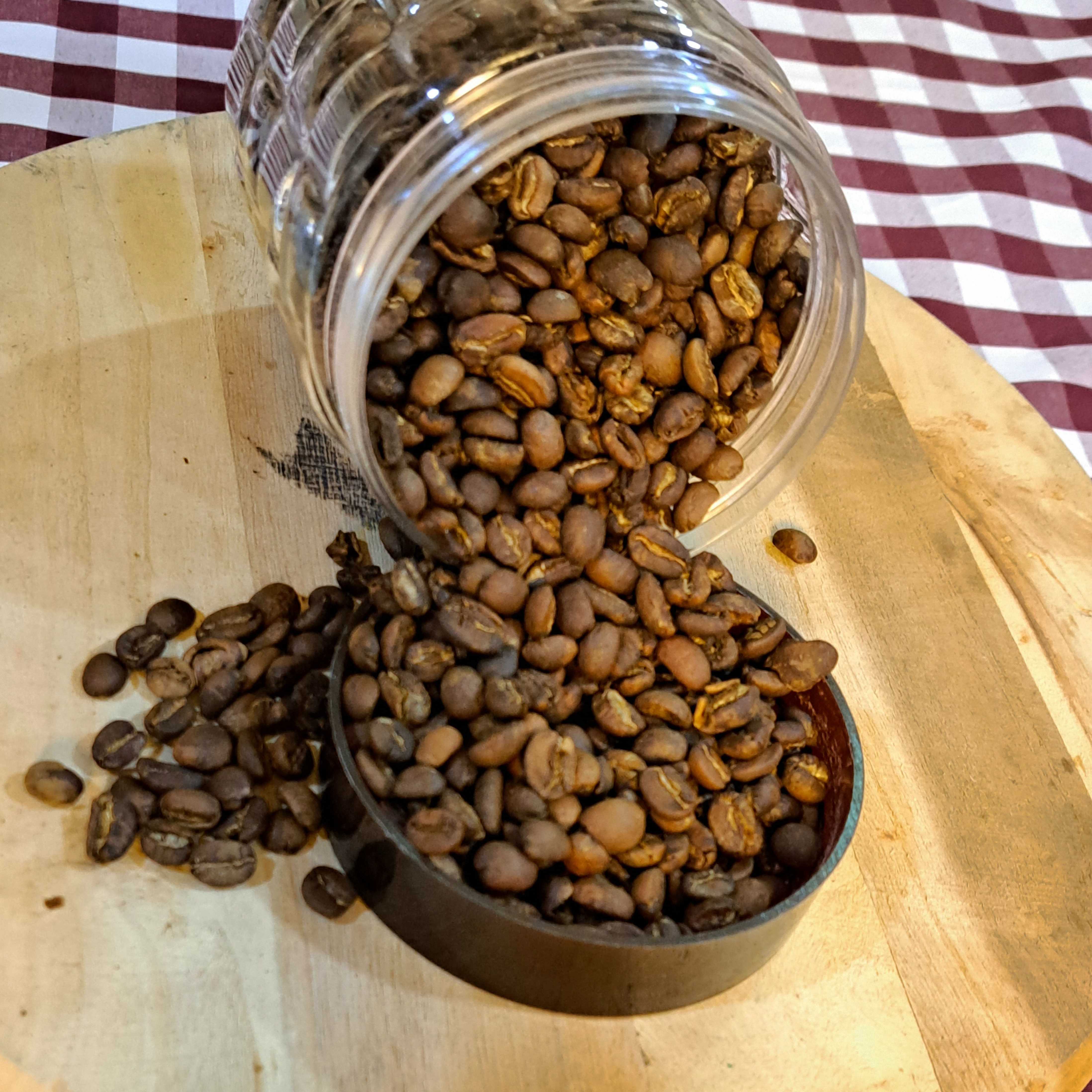 حبوب بن منتقاه ومحمصة بدون طحن 
تم غسلها وتجفيفها قبل تحميصها

الوزن : 568 جرام