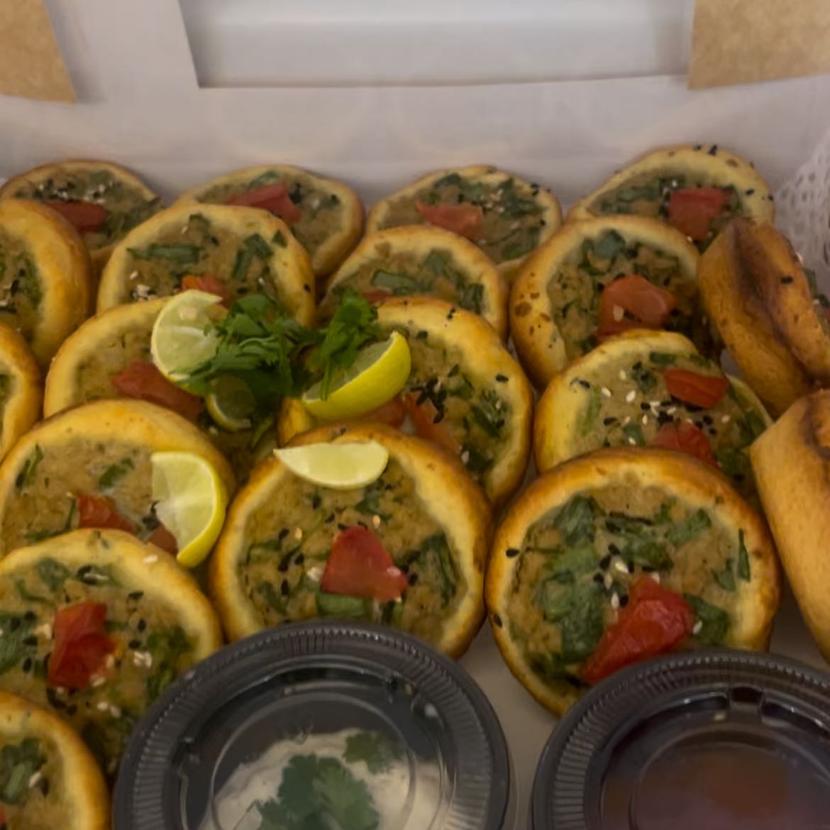 عيش باللحم 
برمس فيه ٢٤حبه مع الصوصات