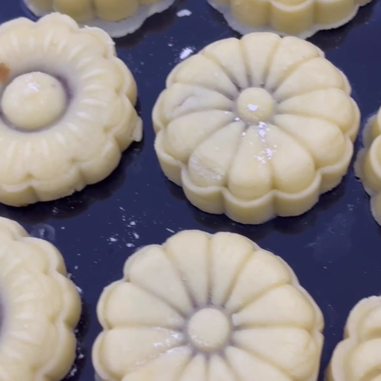 معمول لذييييييذ هذي الصورة قبل دخول الفرن
تابعوا الصورة الي بعدها