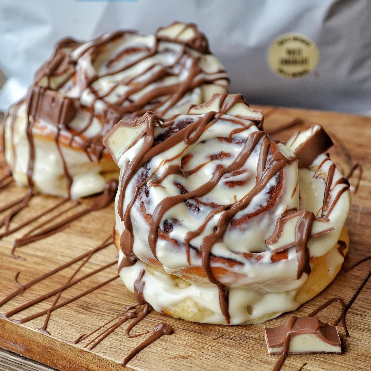 choclate cinnamon rolls box
6 rolls