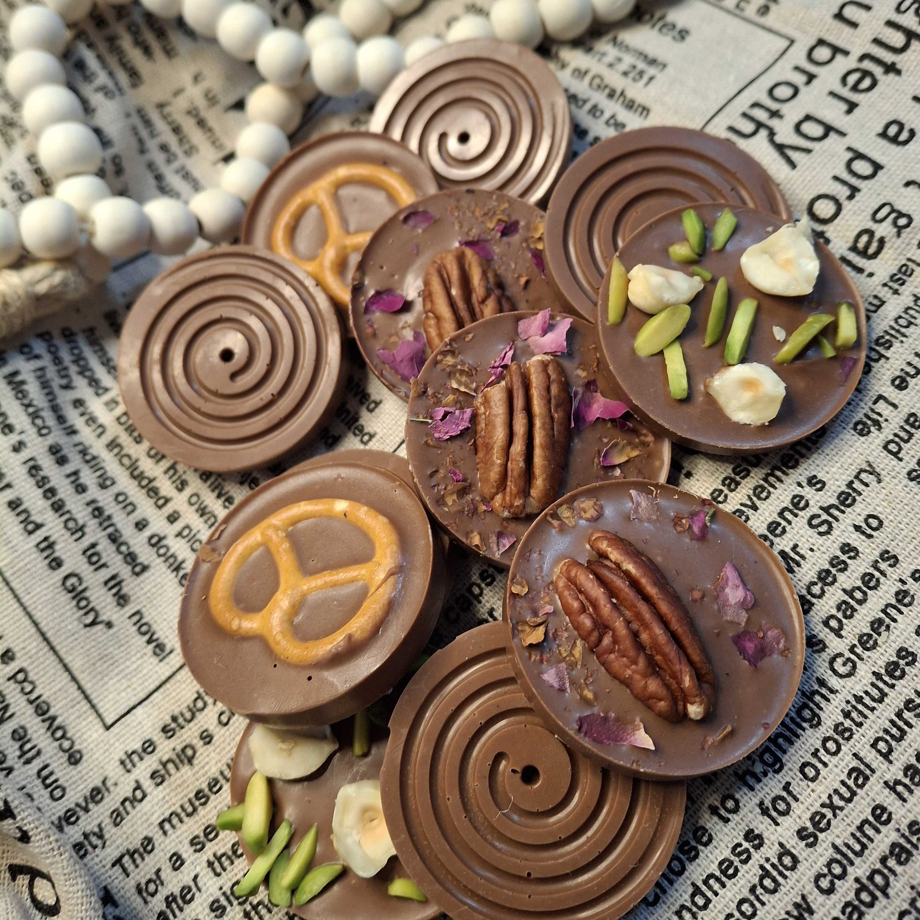 قطع الشوكولاته بمكسرات اقل كميه لطلب ١٥ قطعه