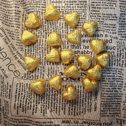 قطع شوكولاته اللذيذه محشيه بمكسرات