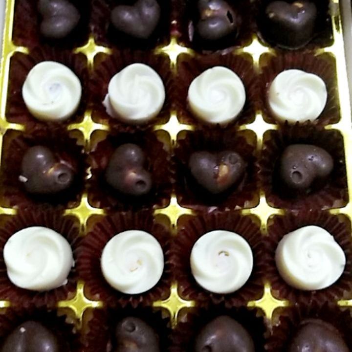 شوكولاته. بلجيكي محشيه بالكنافه مع البستاشيو صنعت بحب