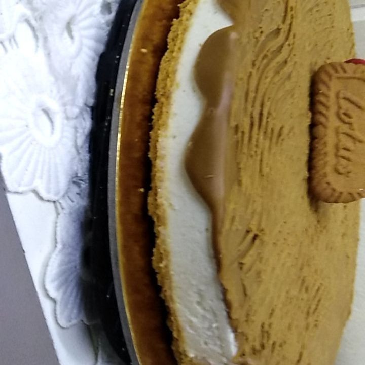 تشيز كيك وسط  بزبده اللوتس