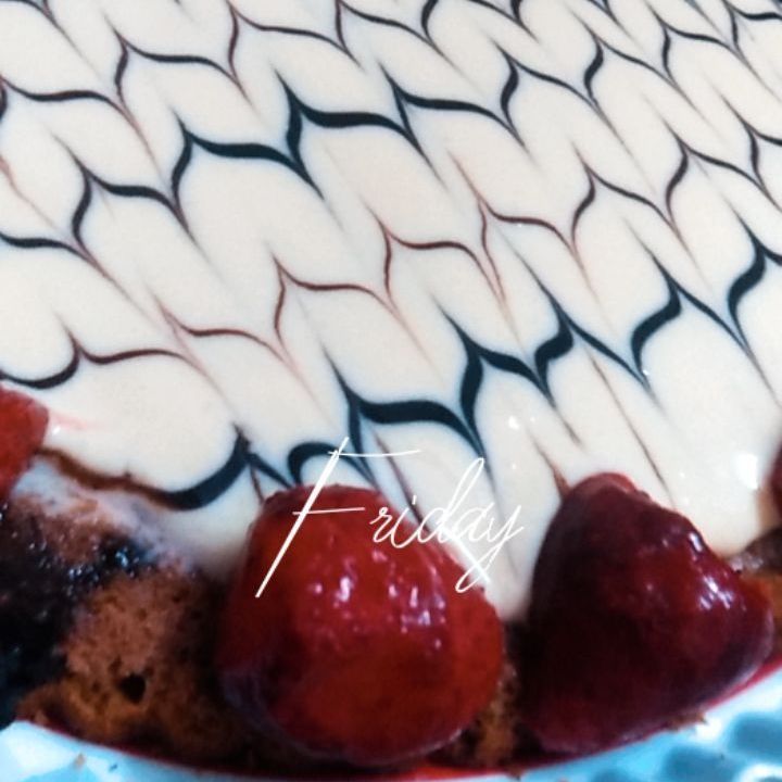 تشيز كيك وسط تزيين فراوله وحسب الطلب