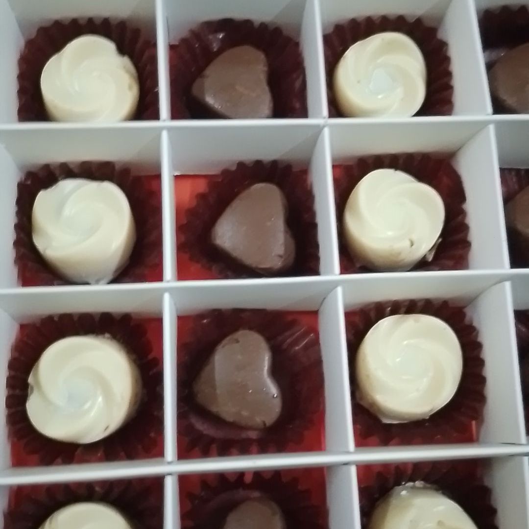 شوكولاته بيضاء بحشوه زبده اللوتس