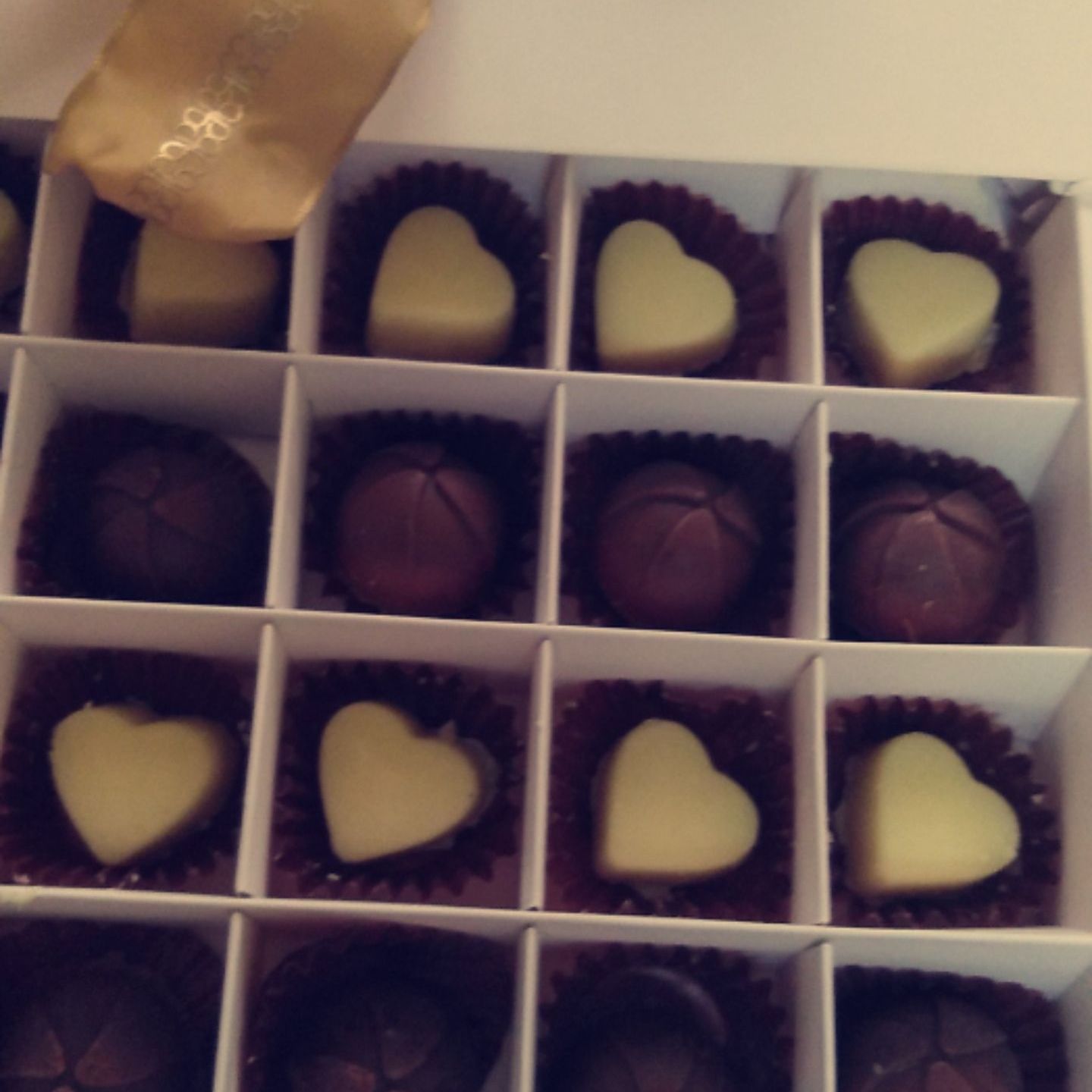 شوكولاته بلجيكي للحفلات والمناسبات الخاصه ولمه الأهل  والأصدقاء بحشوه نوتيلا بستاشيو لوتس حسب الطلب  نسعد بخدمتكم الطلب واتس