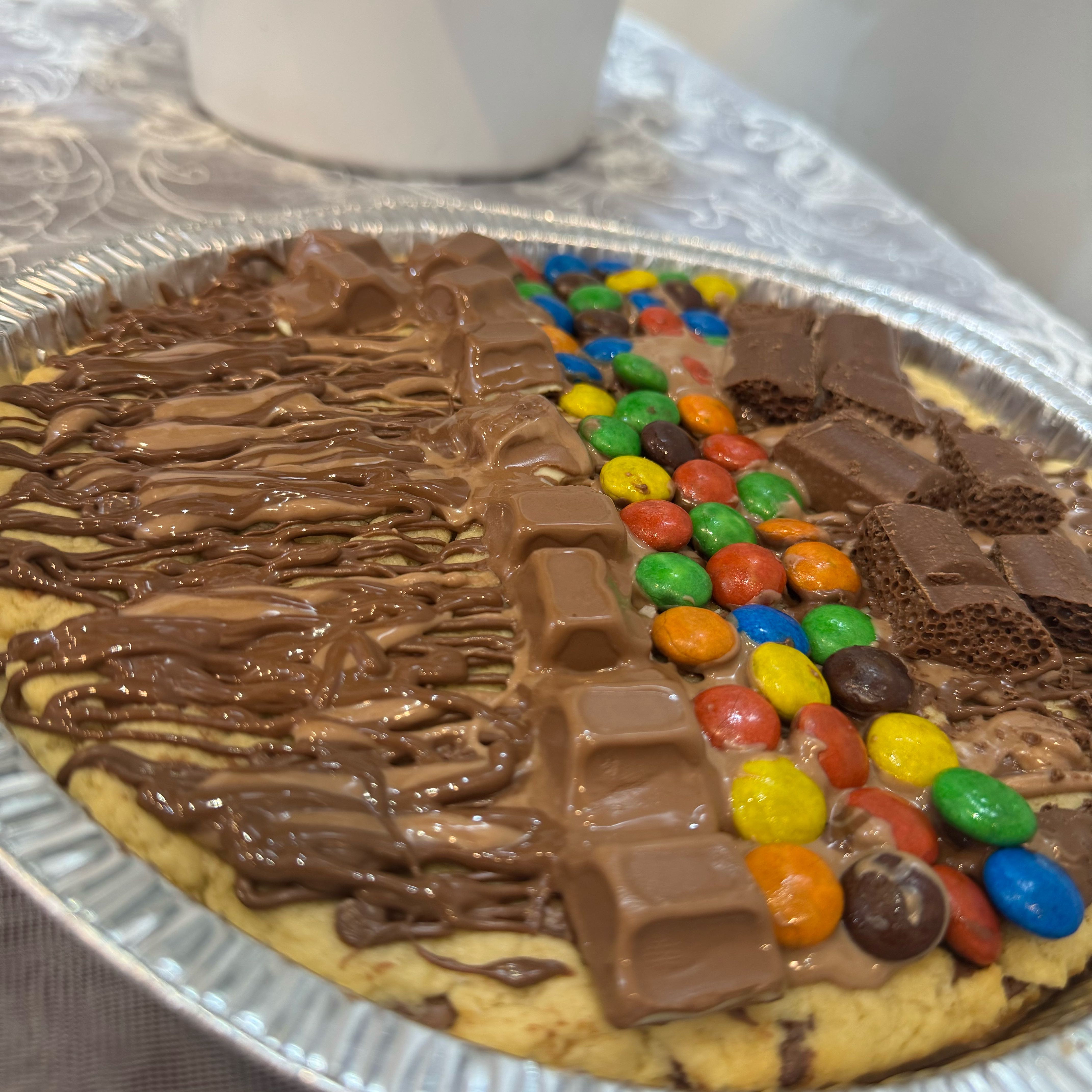 كيكة كوكيز تليق بذائقتك 😋
- كيكة سادة وسط ب ٥٠ ريال
- كيكة وسط ملغمة (سبيشل) ب ٦٥ ريال

الإضافات ( شوكلاته بلجيكي، نوتيلا، كيندر، ام ام از ، فستق) بحسب الطلب، كل نوع ٣ ريال.