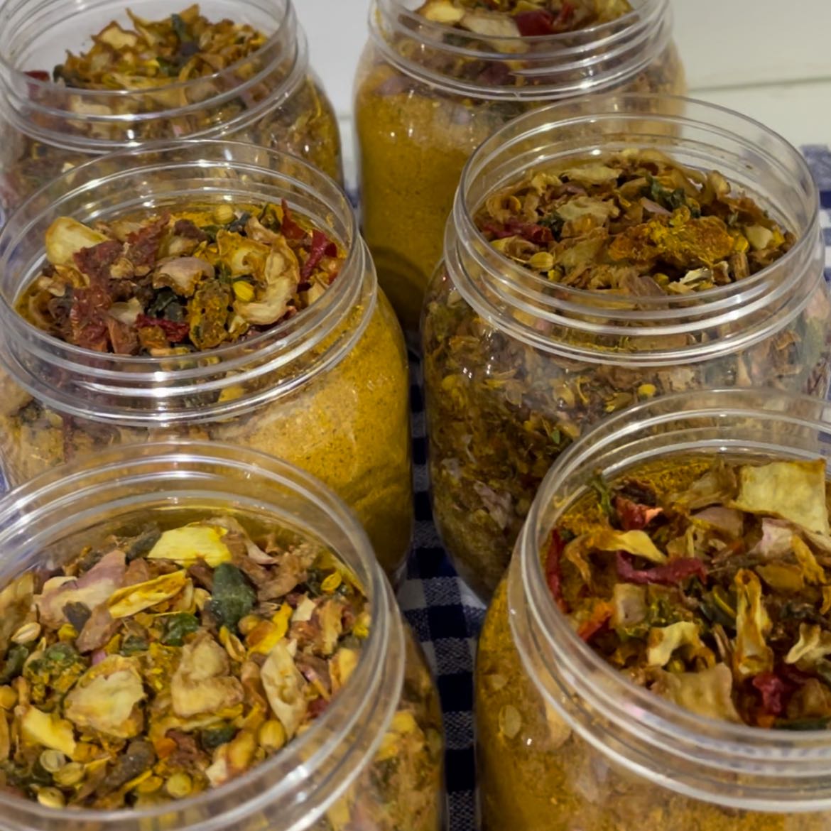 بهارات بدل التكشين تغنيك عن تقطيع البصل والطماط  فقط ضعي ملعقه مع اللحم وصبي الماء٥٠٠ملي جرام