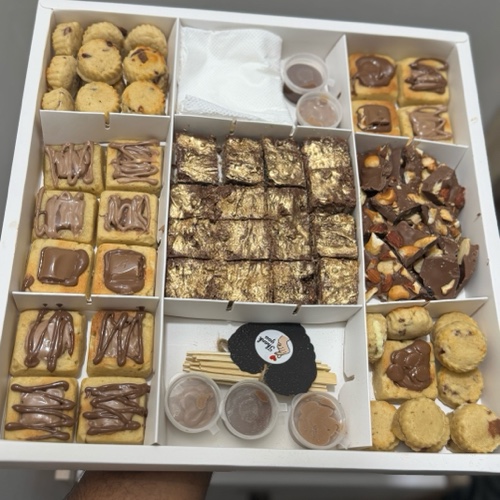 بوكس اللمه
كب كوكيز ميني
كب كوكيز وسط
روكي رود  مذهب(بالمكسرات او ساده ع حسب الرغبه)
تكسيرةشوكلاته (بلجيكي)
الصوصات كندر وبلجيكي ونوتيلا
اعواد
مناديل
السعر ١٤٠