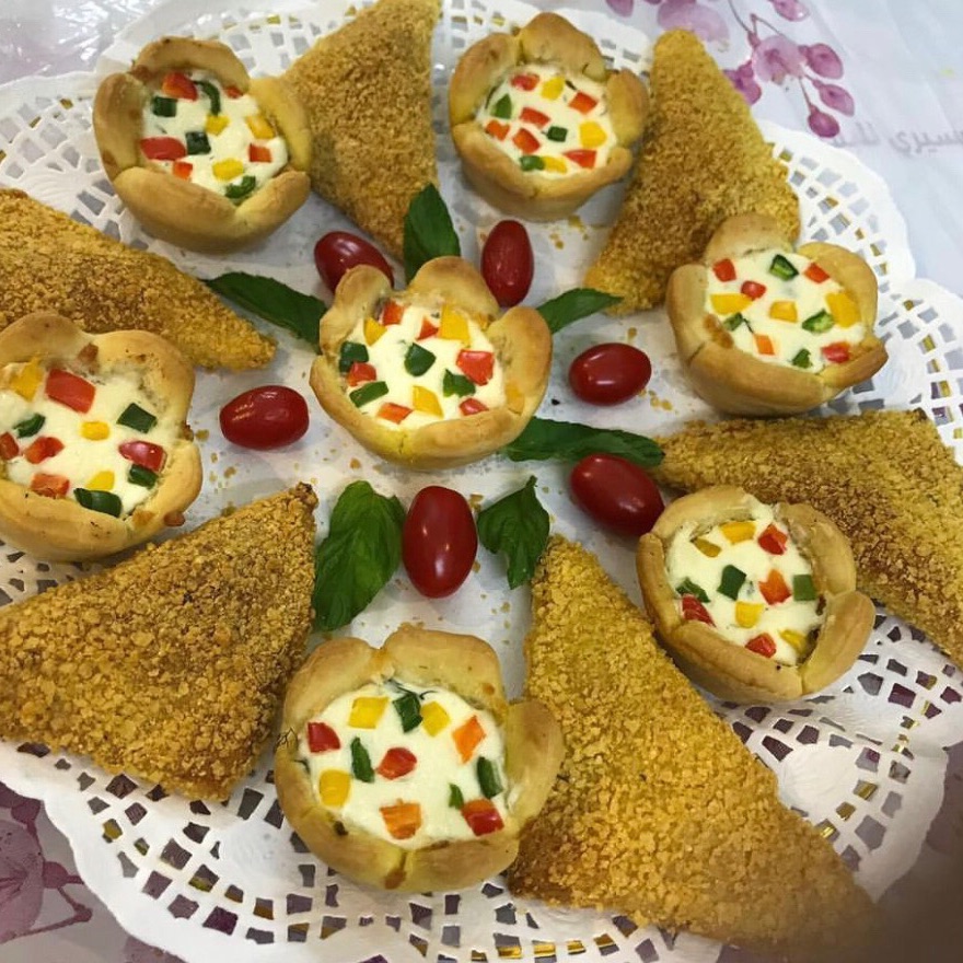 ساندويش ومقليات منوعه بحشوات مختلفه وكب كيك مالح بالدجاج والجبن