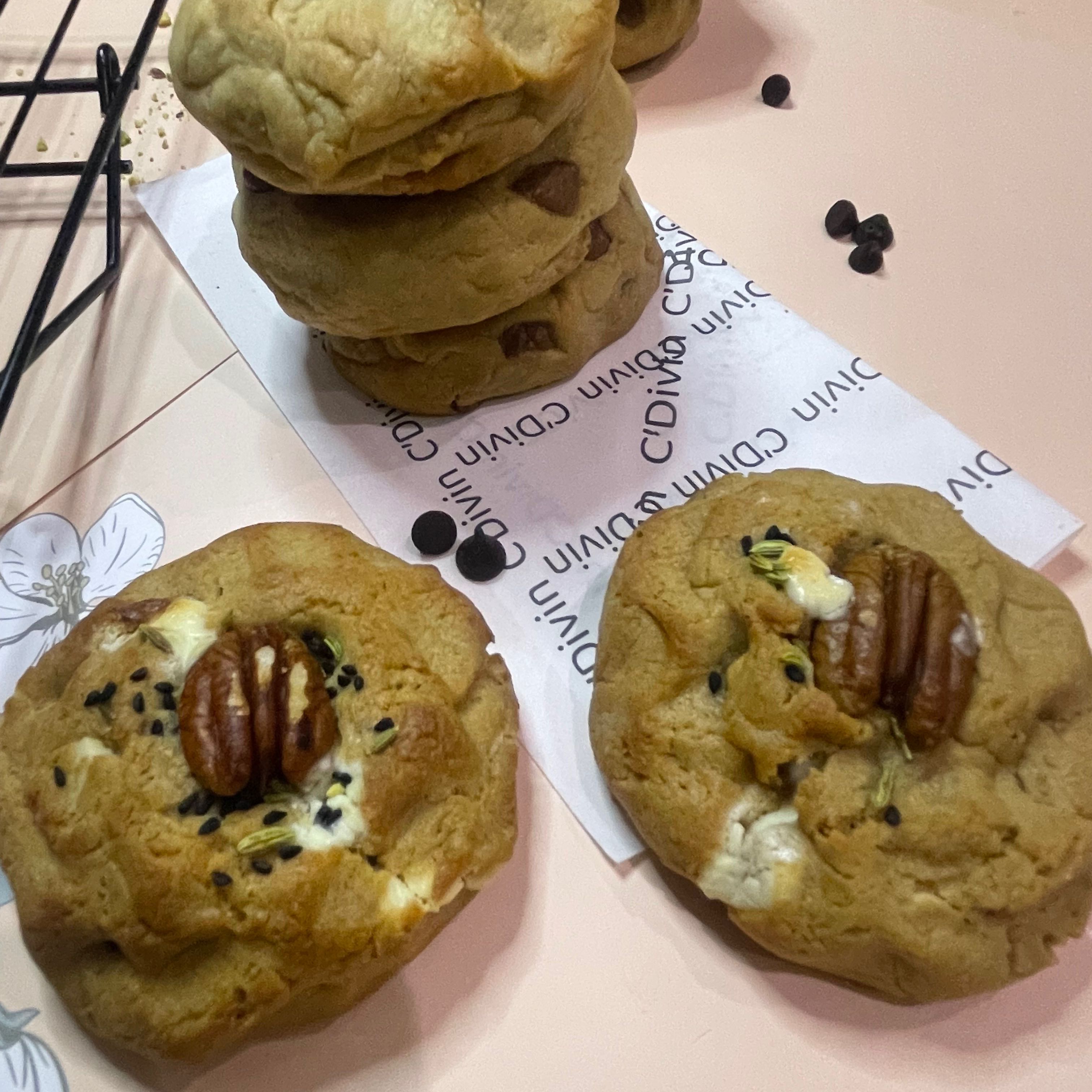 كوكيز حساوي 
تمر مع شكولاتة بيضاء بلجيكي مكس لايوصف 😋💖💖