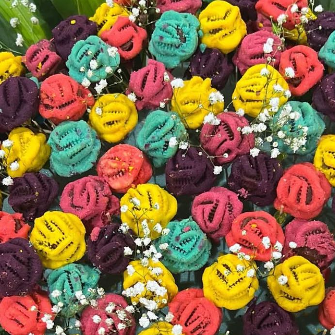 معمول تمر ملونعلى شكل ورد تحفه فنيه