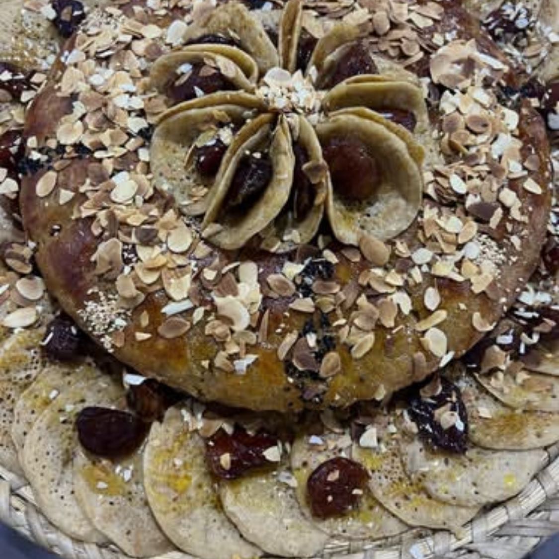 قرص المله بالعسل والسمن والمكسرات والتمر