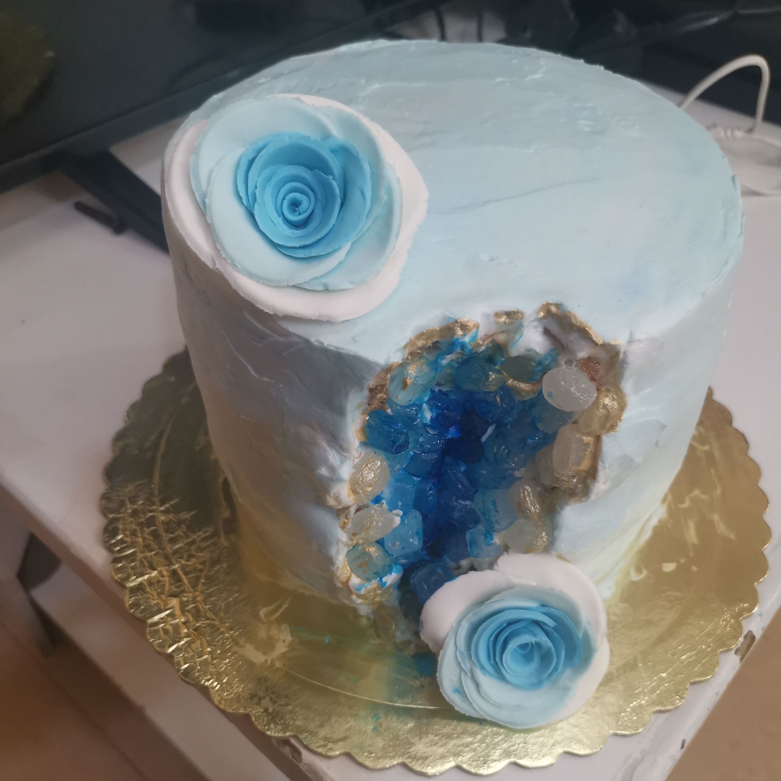 ترته ٧انش ٤ طبقات كيك مع حشو السعر على حسب الارتفاع والحشو والحجز قبل بيومين وممكن الشكل على حسب الطلب