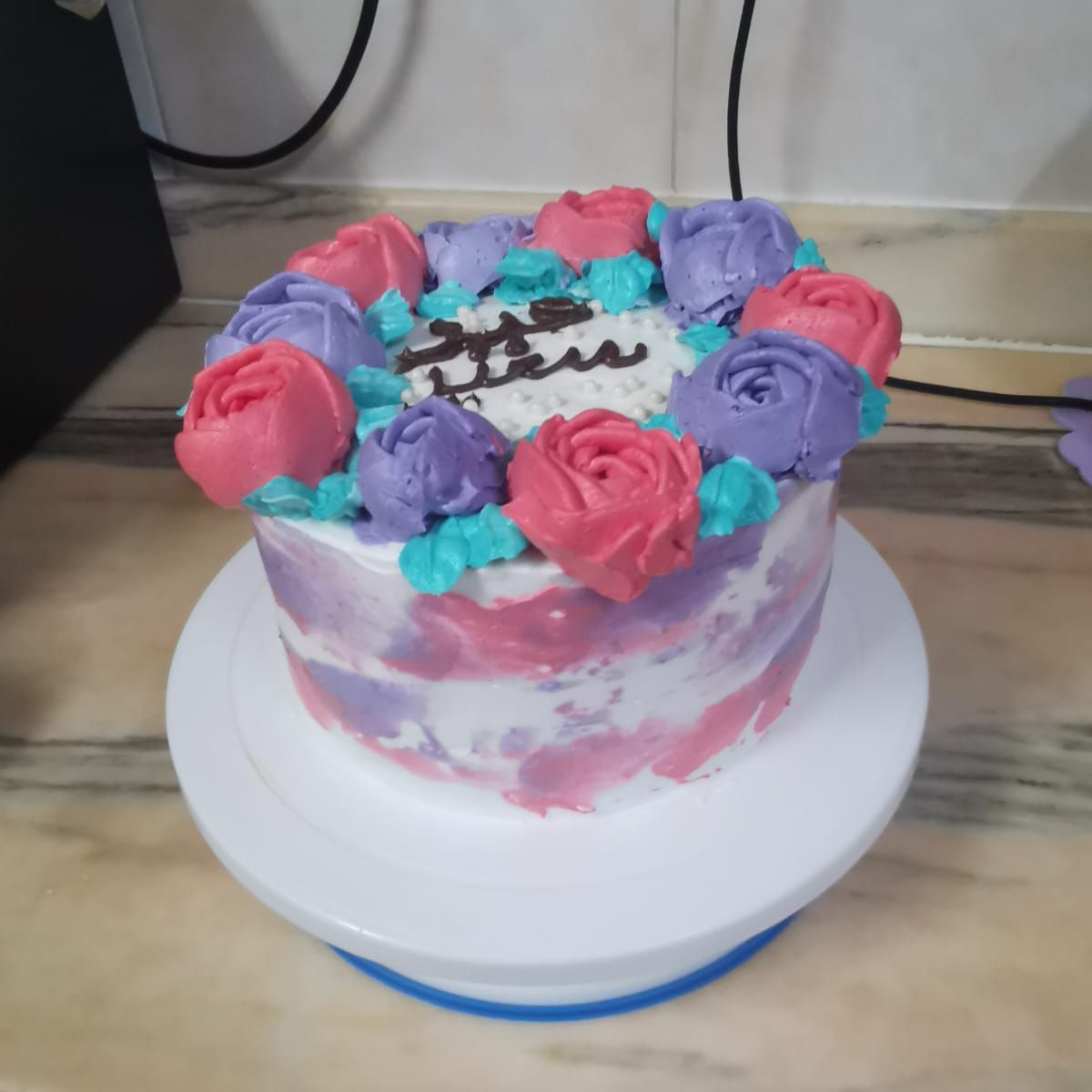 ترته ٧انش ٤ طبقات كيك مع حشو السعر على حسب الارتفاع والحشو والحجز قبل بيومين وممكن الشكل على حسب الطلب