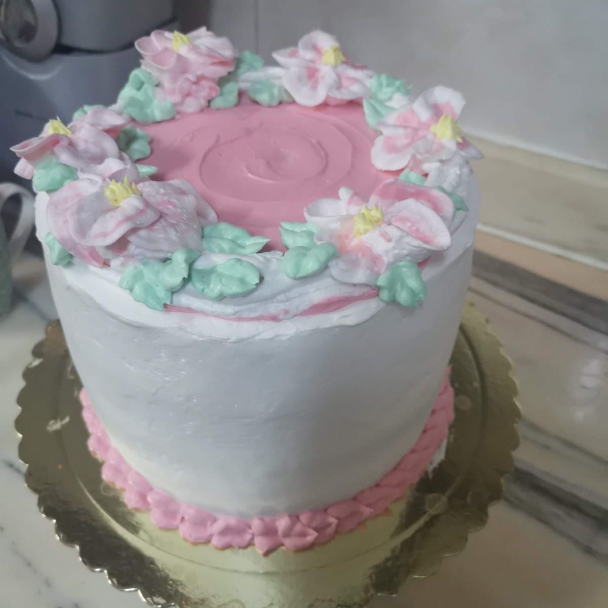 ترته ٧انش ٤ طبقات كيك مع حشو السعر على حسب الارتفاع والحشو والحجز قبل بيومين وممكن الشكل على حسب الطلب