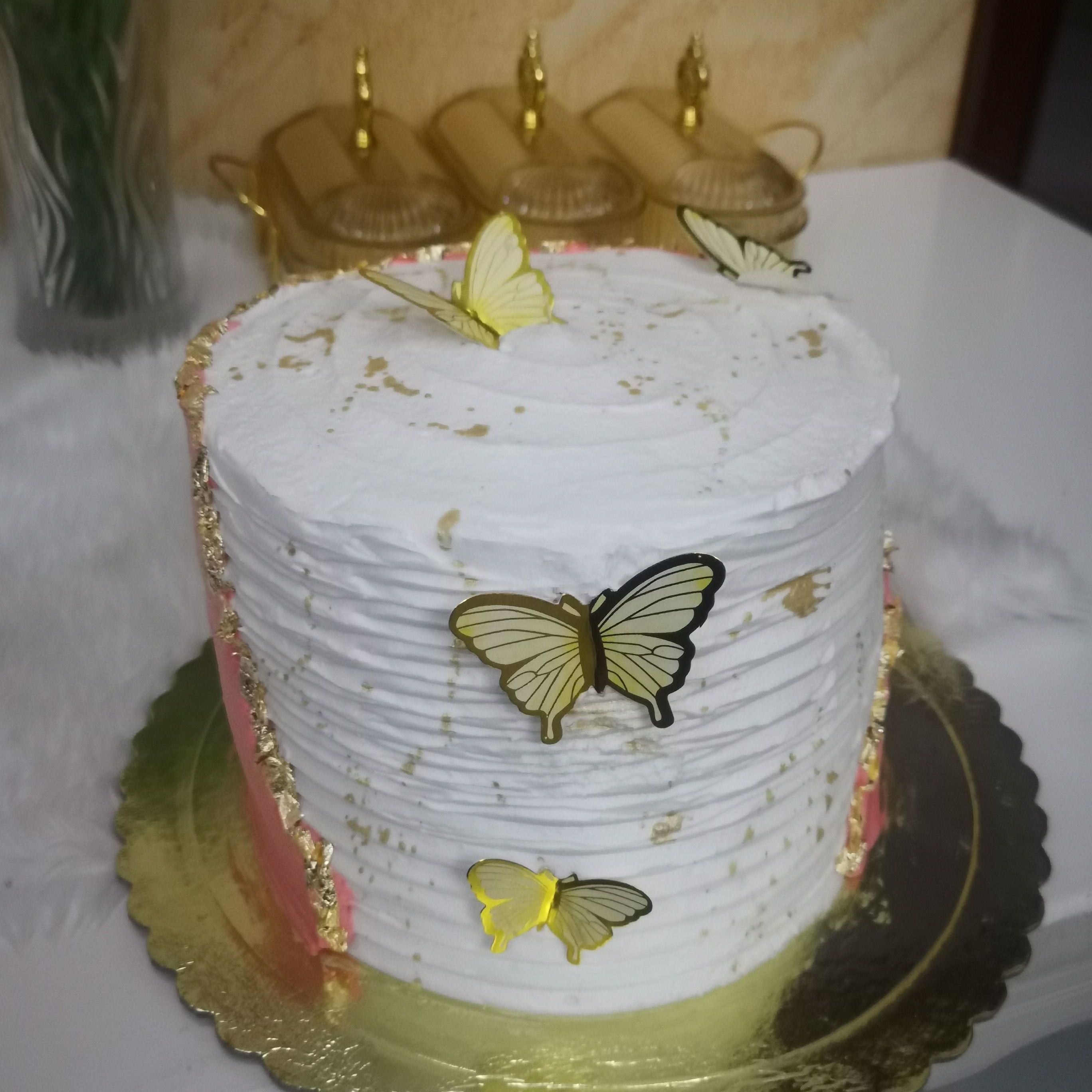 ترته ٧انش ٤ طبقات كيك مع حشو السعر على حسب الارتفاع والحشو والحجز قبل بيومين وممكن الشكل على حسب الطلب