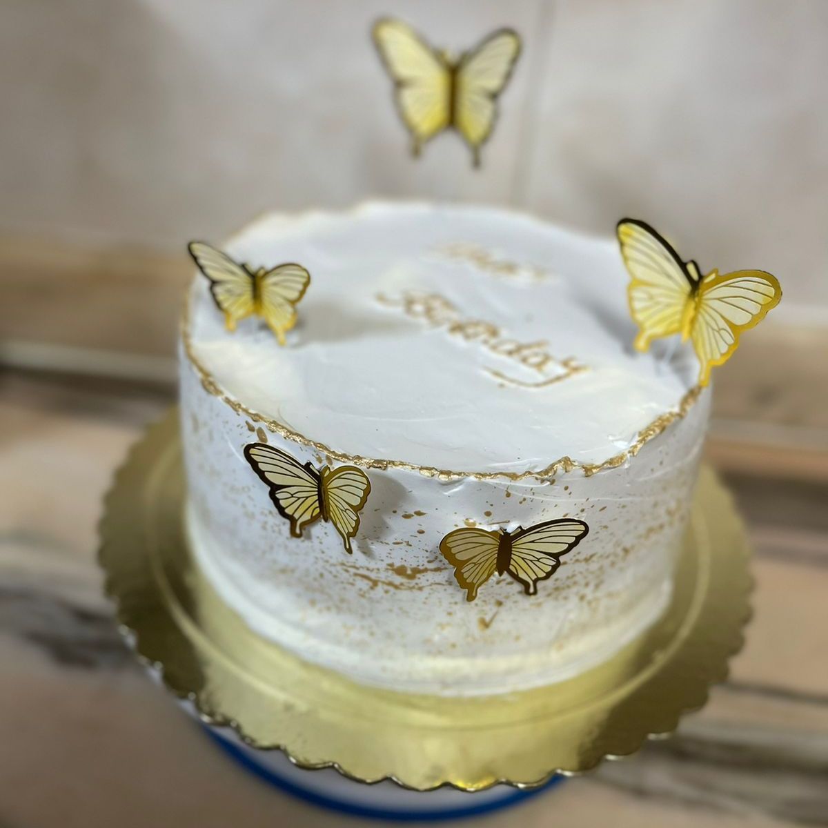 ترته ٧انش ٤ طبقات كيك مع حشو السعر على حسب الارتفاع والحشو والحجز قبل بيومين وممكن الشكل على حسب الطلب