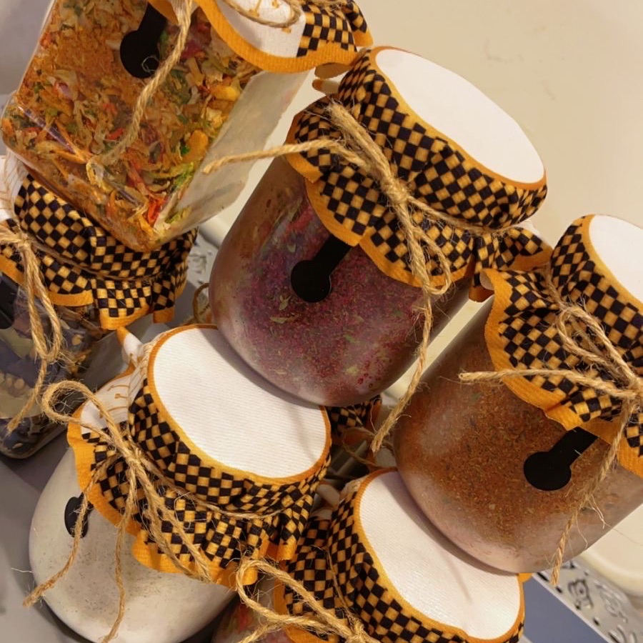 بهارات “كشته الرز” هي سر النكهة التي تأسر الحواس وتأخذك في رحلة إلى عالم مليء بالتوابل الفريدة والروائح الزكية. تم اختيارها بعناية من أجود المكونات الطبيعية لتضفي على أطباقك لمسة من الأصالة والتميز. مزيجنا الخاص يوازن بين النكهات الحادة والناعمة، ليخلق تجربة ذوقية متكاملة تجمع بين التراث الغني والإبداع العصري. مع كل رشّة، تكتشف سحرًا جديدًا يعزز طعم الأرز ويمنح أطباقك رونقًا لا يُقاوم. بهاراتنا ليست مجرد توابل، إنها سر الإلهام في كل وجبة!