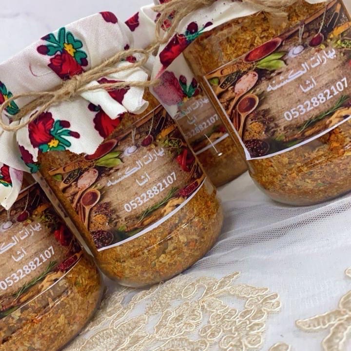 بهارات “كشته الرز” هي سر النكهة التي تأسر الحواس وتأخذك في رحلة إلى عالم مليء بالتوابل الفريدة والروائح الزكية. تم اختيارها بعناية من أجود المكونات الطبيعية لتضفي على أطباقك لمسة من الأصالة والتميز. مزيجنا الخاص يوازن بين النكهات الحادة والناعمة، ليخلق تجربة ذوقية متكاملة تجمع بين التراث الغني والإبداع العصري. مع كل رشّة، تكتشف سحرًا جديدًا يعزز طعم الأرز ويمنح أطباقك رونقًا لا يُقاوم. بهاراتنا ليست مجرد توابل، إنها سر الإلهام في كل وجبة!