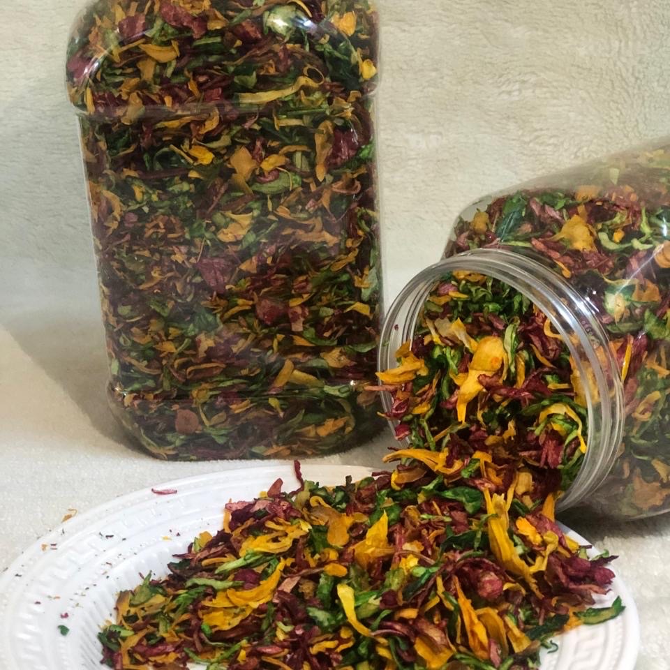 بهارات “كشته الرز” هي سر النكهة التي تأسر الحواس وتأخذك في رحلة إلى عالم مليء بالتوابل الفريدة والروائح الزكية. تم اختيارها بعناية من أجود المكونات الطبيعية لتضفي على أطباقك لمسة من الأصالة والتميز. مزيجنا الخاص يوازن بين النكهات الحادة والناعمة، ليخلق تجربة ذوقية متكاملة تجمع بين التراث الغني والإبداع العصري. مع كل رشّة، تكتشف سحرًا جديدًا يعزز طعم الأرز ويمنح أطباقك رونقًا لا يُقاوم. بهاراتنا ليست مجرد توابل، إنها سر الإلهام في كل وجبة!