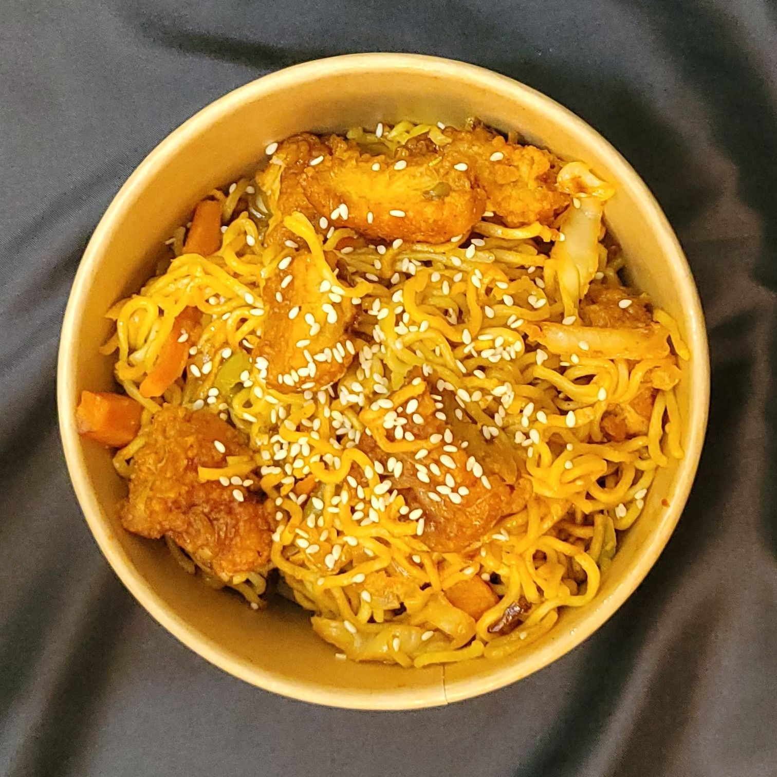 نودلز بالخضار والدجاج بنكهة خاصة محضرة بطريقة محاكية للمطاعم