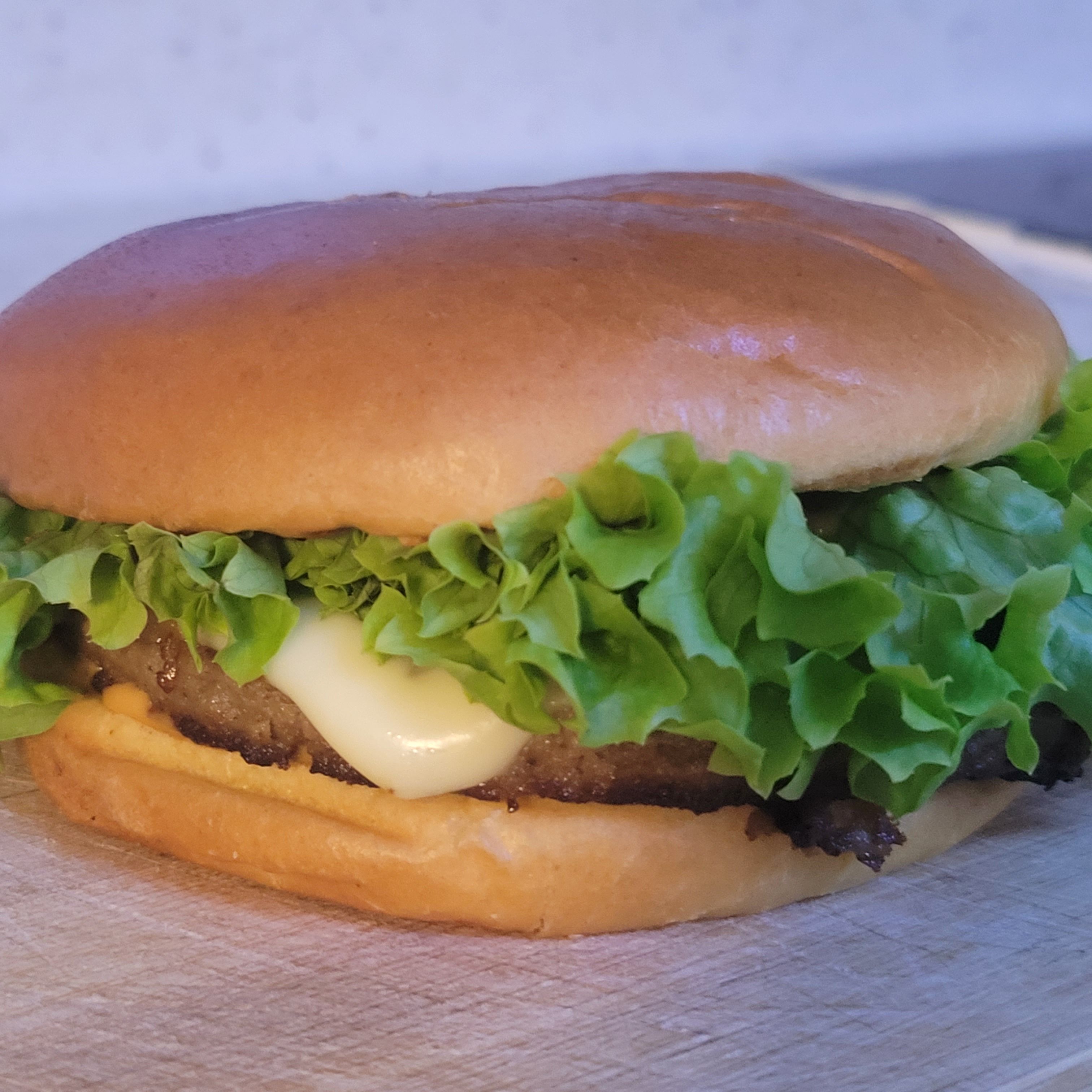 برقر لحم او دجاج مشوي او كرسبي دجاج مع البطاطس والبيبسي