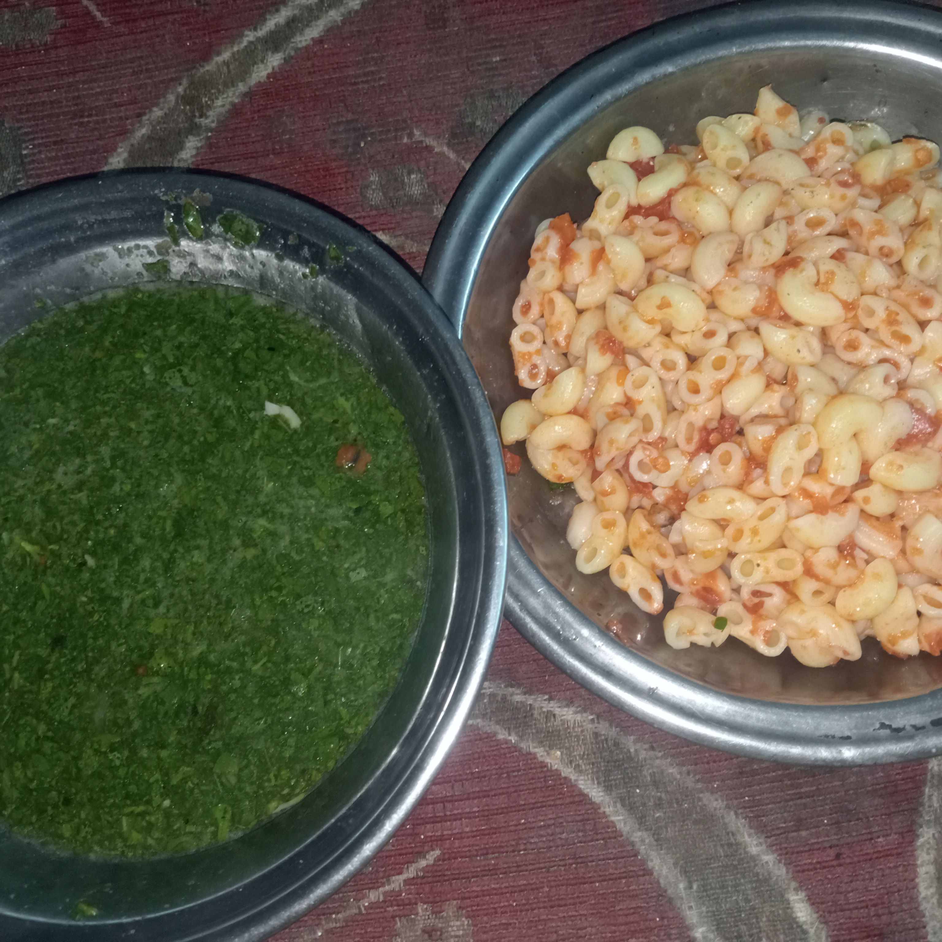 ملوخية خضراء مع مكرونه بالصلصه