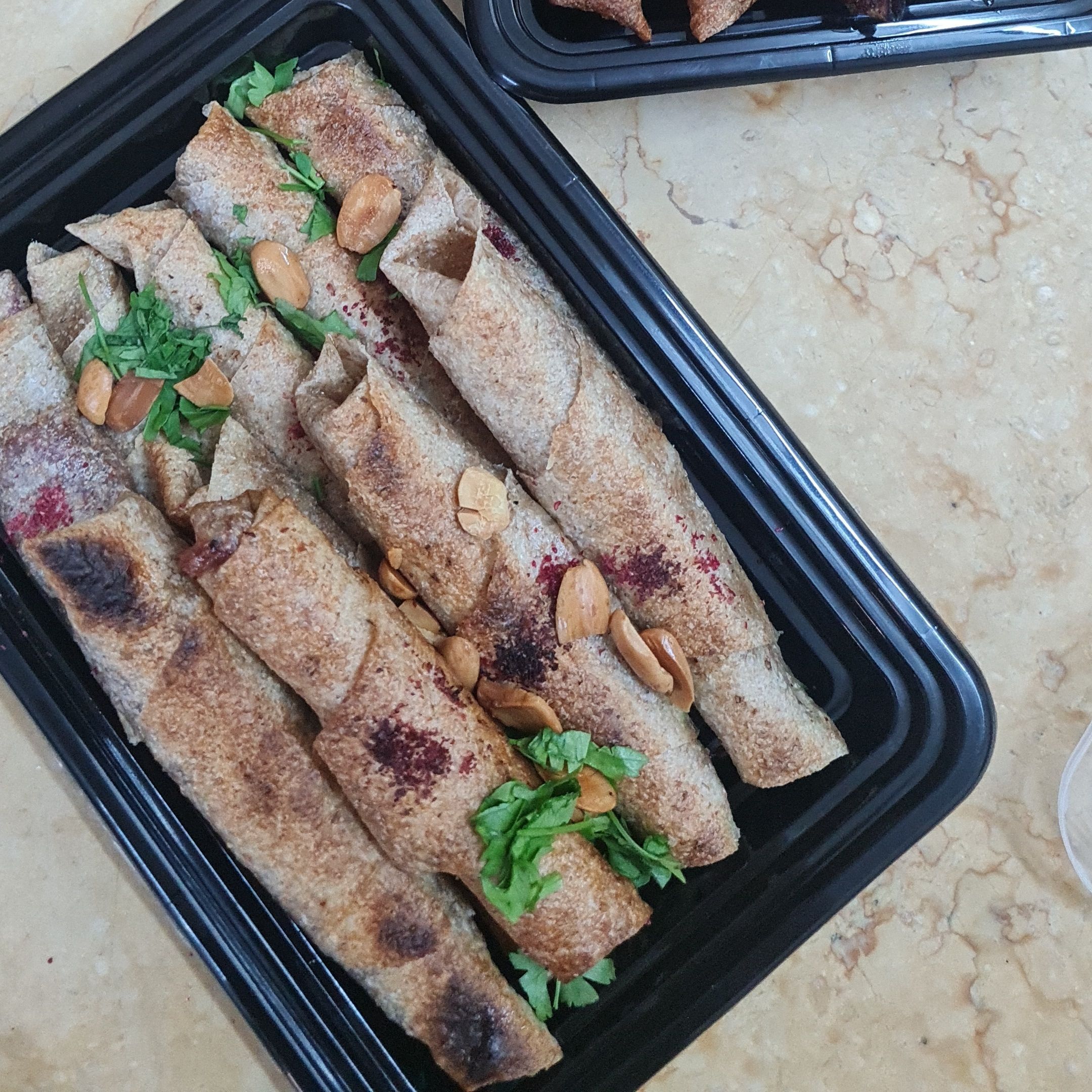 مسخن رول ١٠ حبات مع صوص الزبادي