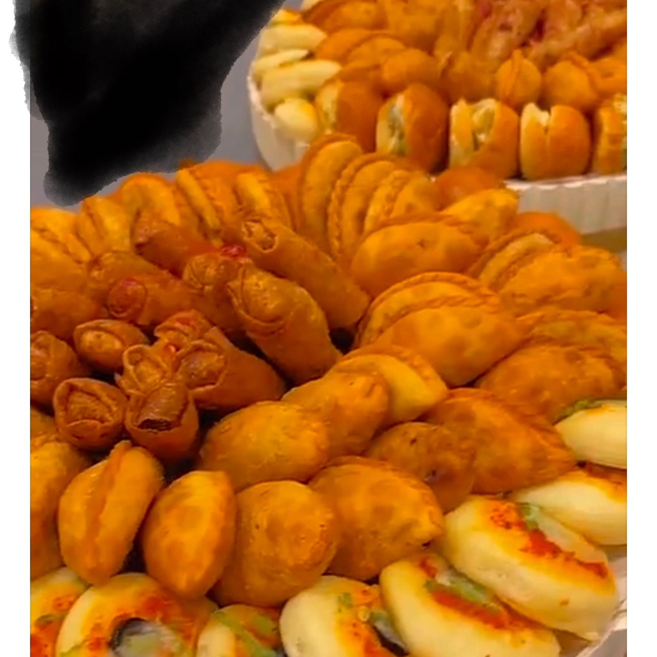 صينيت الفطاير المشكله مع سنبوسه ومسخن