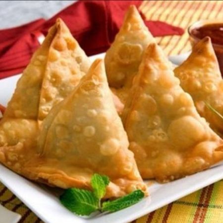 سمبوسة هندي مع شتني وسلطة حمر
حبه سمبوسة ريالين
اقل كميه ٢٠ حبه