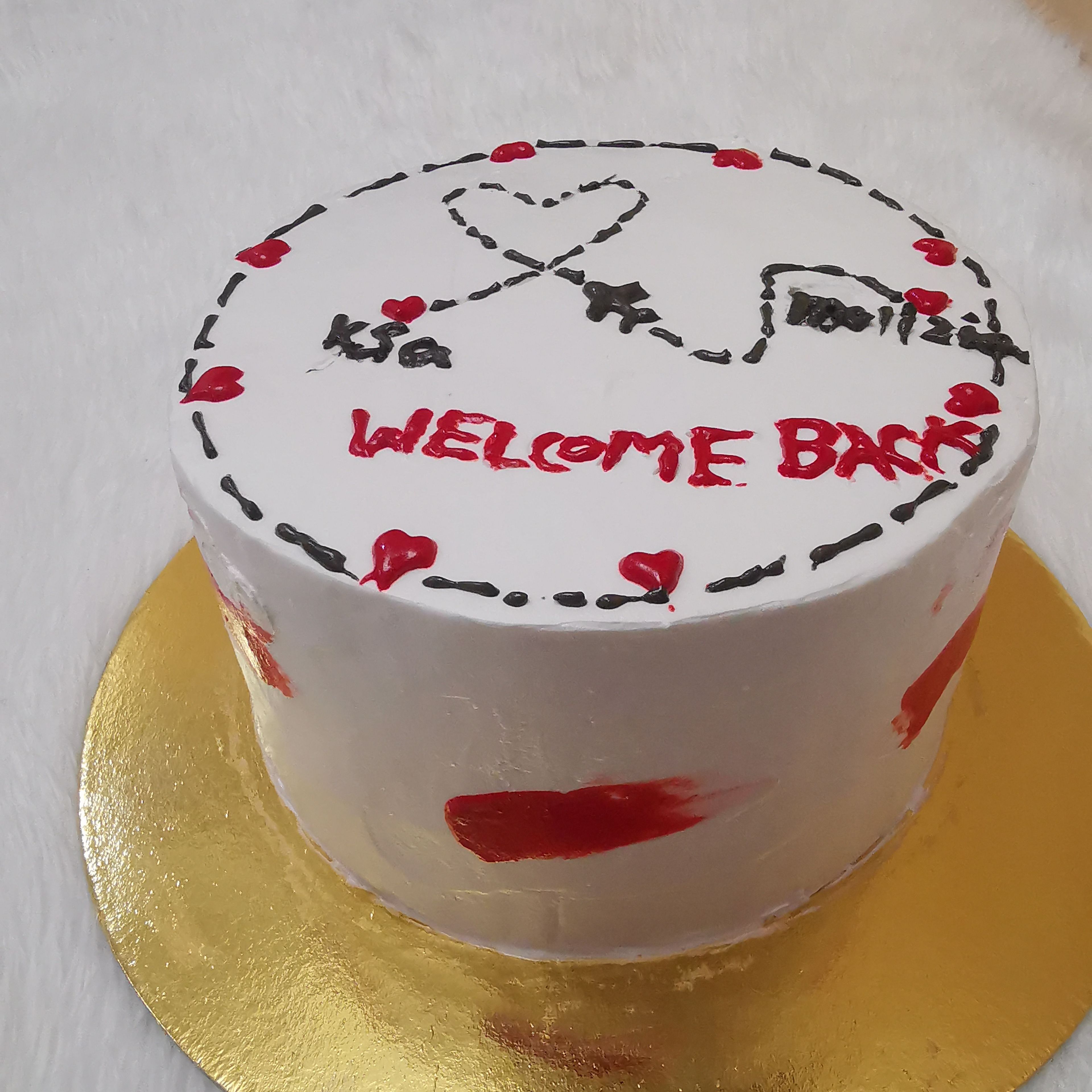 حجمها ٦ إنش تكفى ٦_٨ أشخاص مع حشو حسب الاختيار