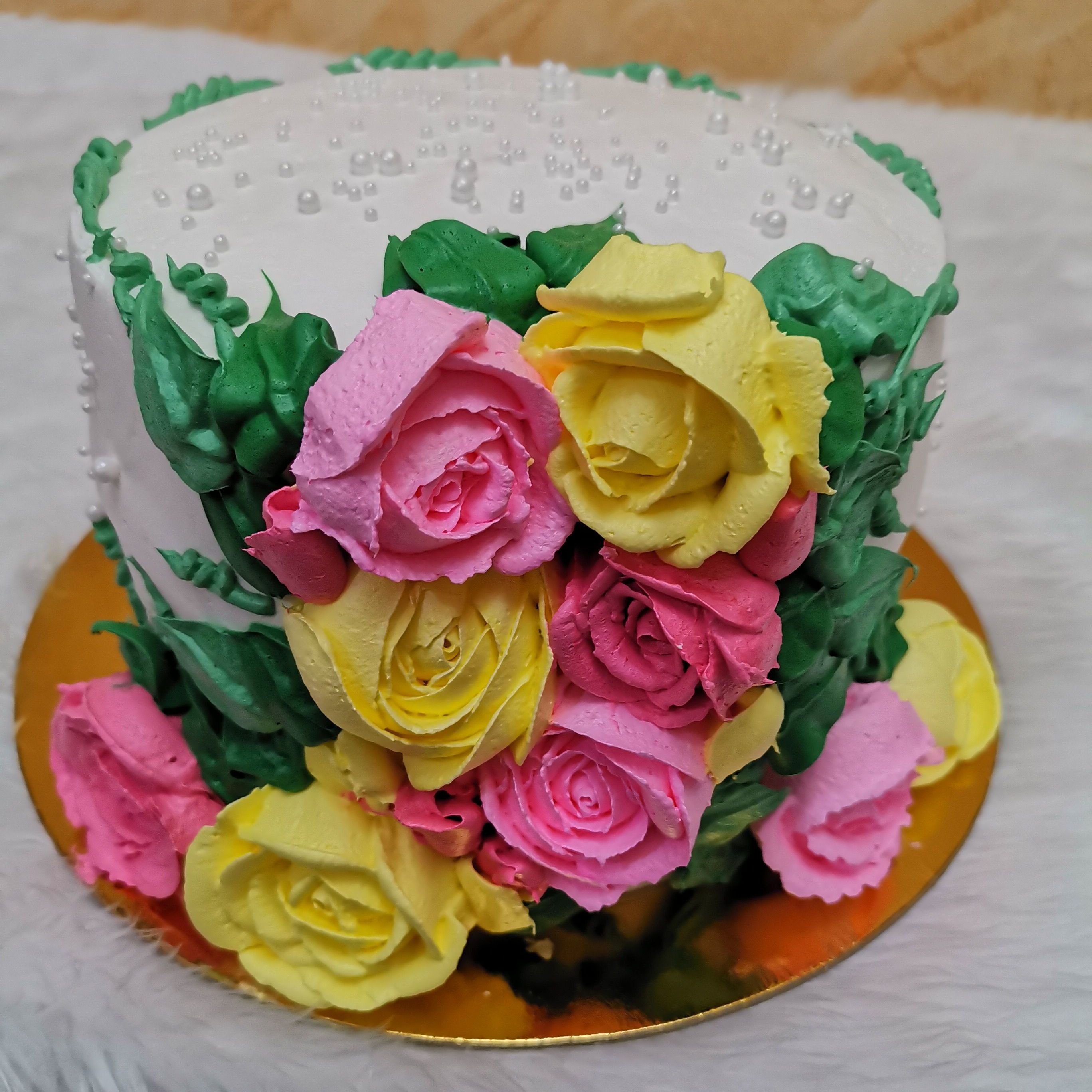 كيك ٦ إنش ٣طبقات كيك مع حشو على حسب الطلب تكفي ٨ _١٠ أشخاص