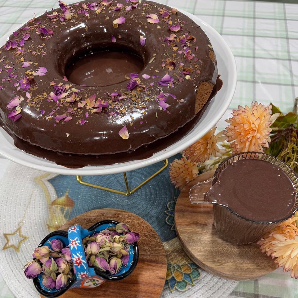 كيك الشو كولاته ملغمه بصوص الشو كولاته 
الحجم كبير يكفي من 6 إلى 10 اشخاص