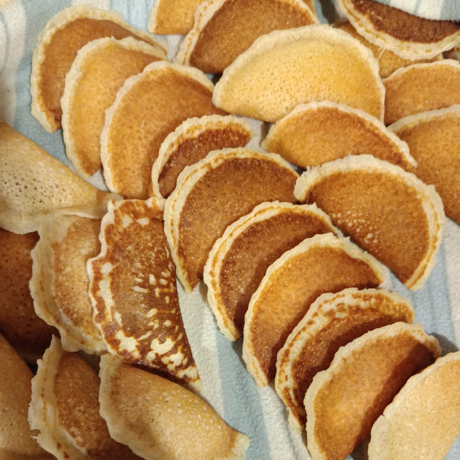 قطايف مكسرات و قشطه 
الحبه 2 ريال