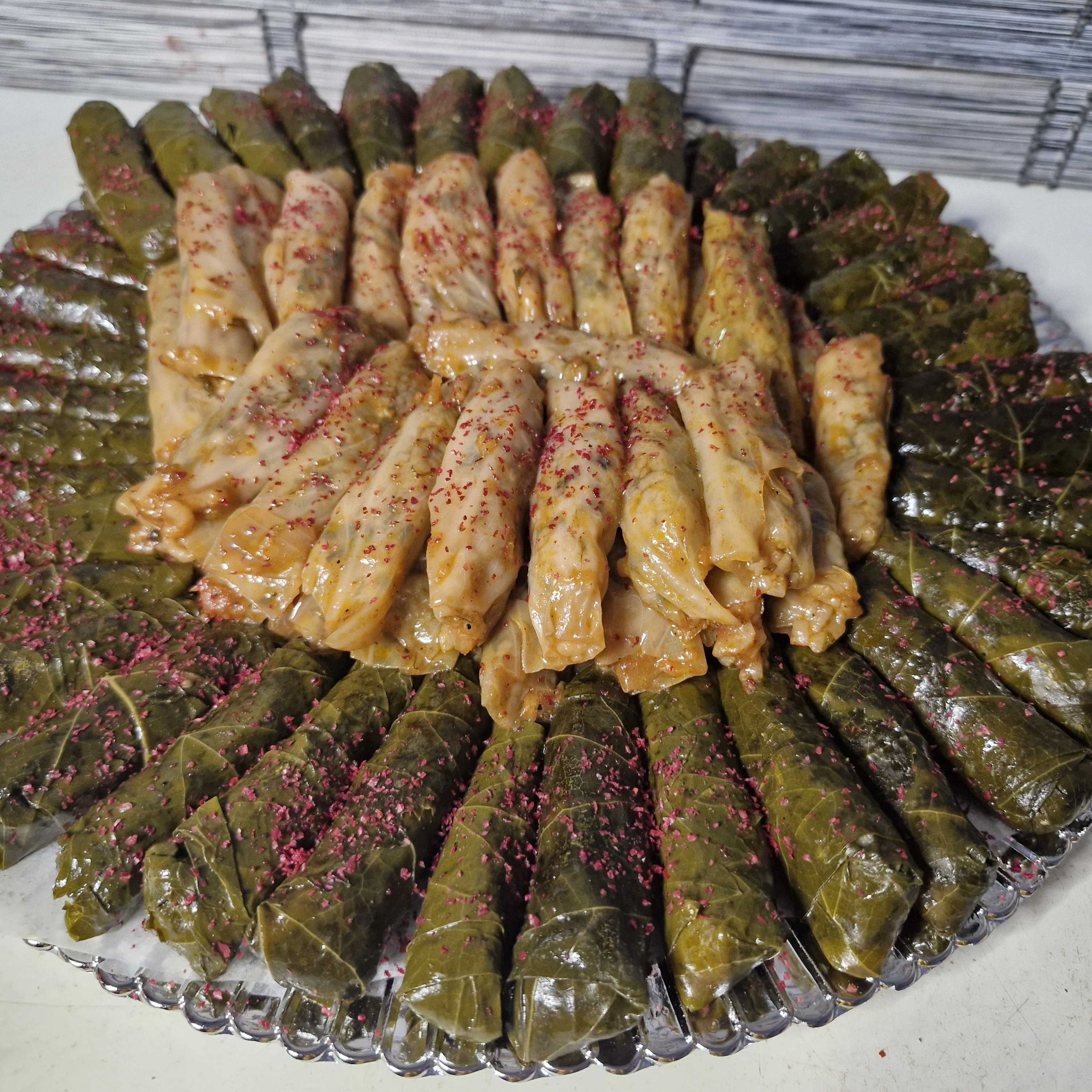 صحن  مشكل 
٥٠ ورق عنب 
٥٠ ملفوف