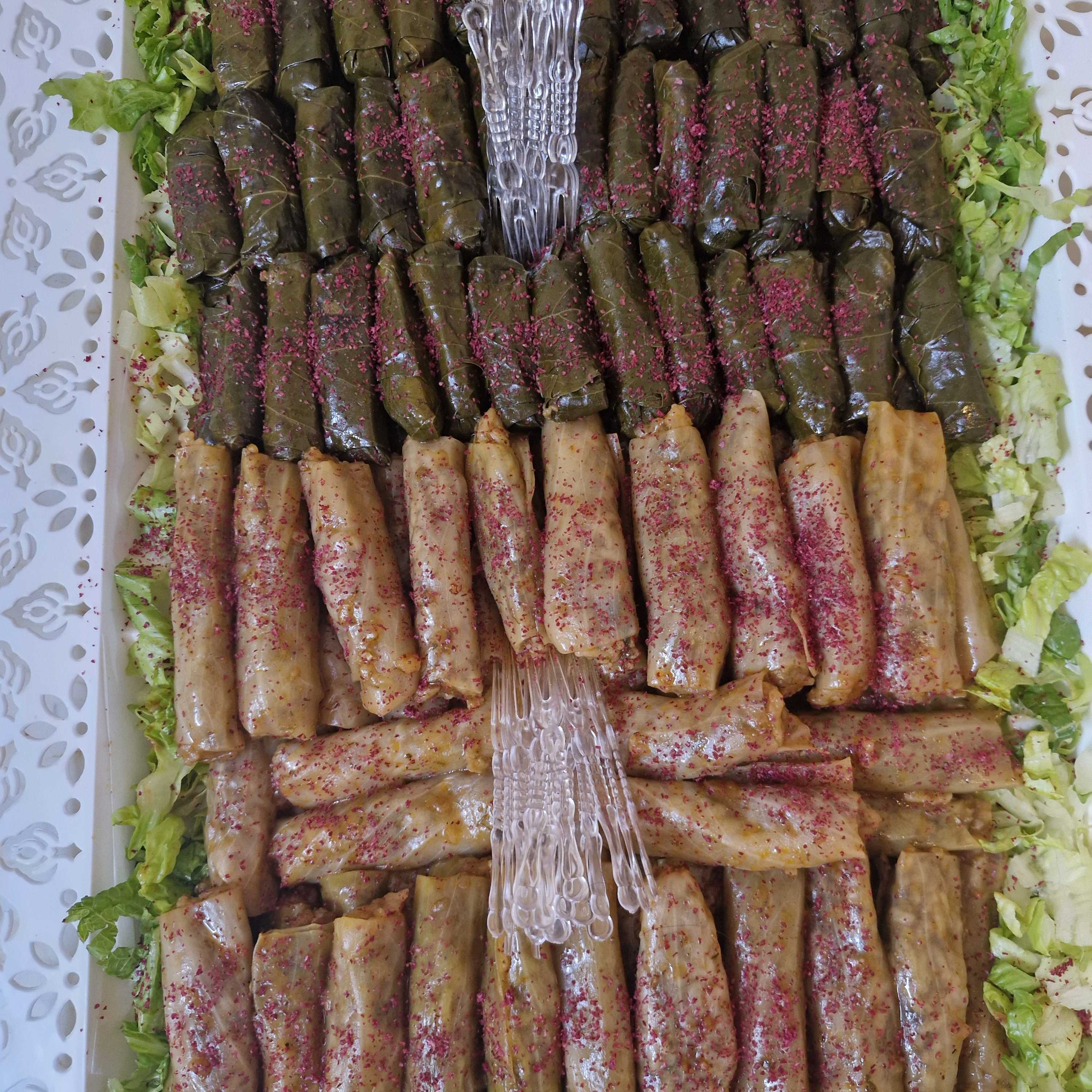 استعداد تام لجميع مناسباتكم 
تبسي مشكل ورق عنب وملفوف ٢٠٠ حبة
مع التغليف والزينه والشوك