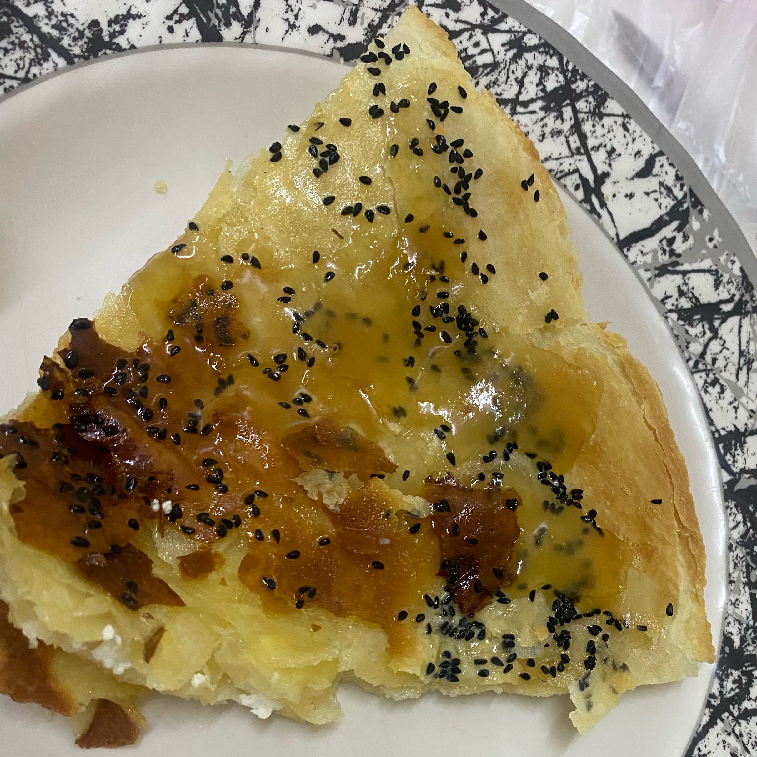 بنت الصحن بالعسل محشية بالجبن