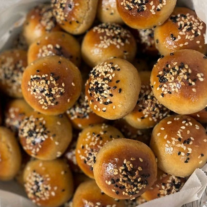 ميني خبزه جنوبيه بحشوة التمر والكيري