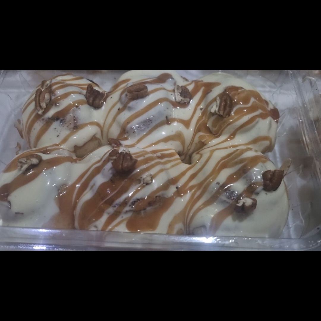 سينابون حجم كبير ٦قطع بالكارميل والجوز