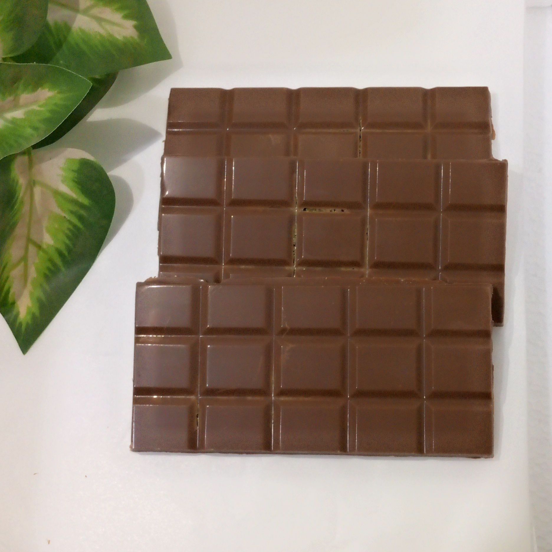 شوكولاتة بلجيكية بحشوة الكنافه والبستاشيو
شوكولاته الهبة