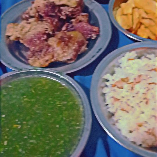 بطاطس محمره وأرز بالشعرية وملوخية خضراء وفرخة كاملة بالخلطة وبامية خضراء بالصلصة
