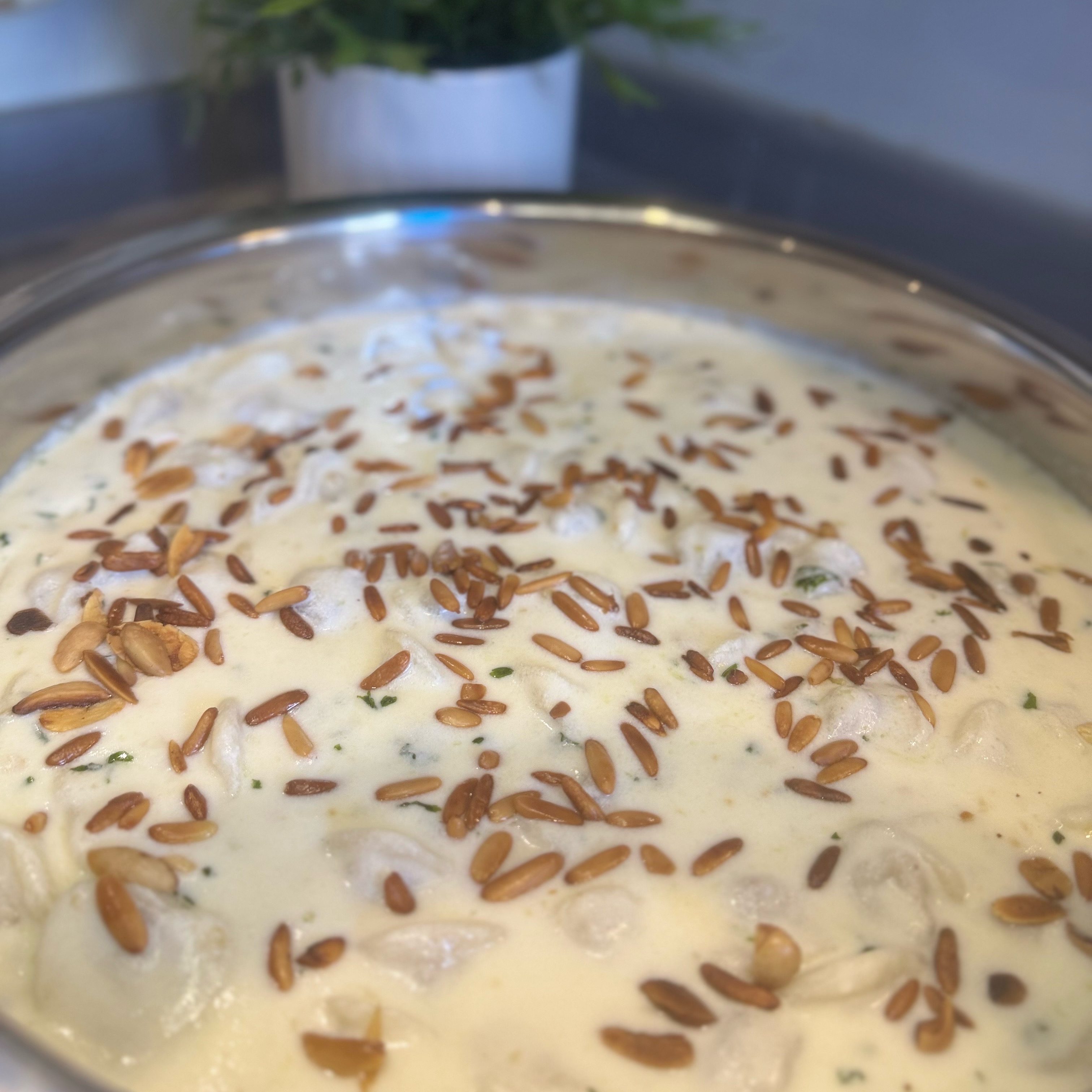 شيشبرك لبناني بالطعم الاصلي مزين بالصنوبر والكزبره