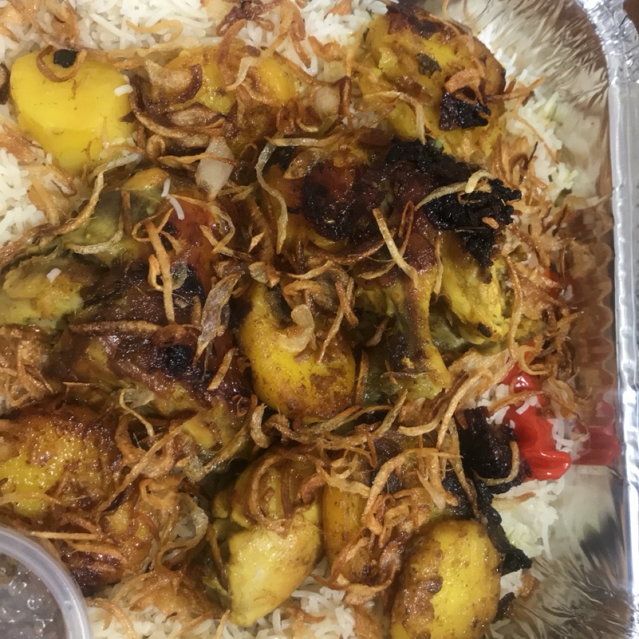 رز مع الدجاج وقطع البطاطس والبصل المكرمل طبخ بيت لذيــذ